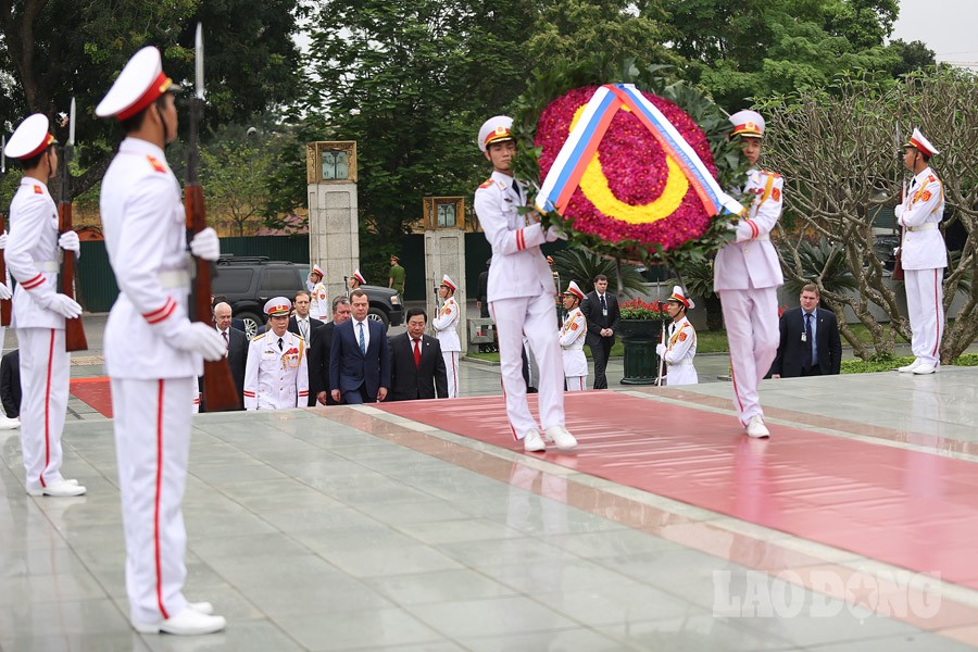  Thủ tướng Liên bang Nga Dmitry Medvedev đến thăm Việt Nam trong thời điểm hai nước long trọng kỷ niệm 65 năm ngày thiết lập quan hệ ngoại giao. Sáng 6/4, Thủ tướng Medvedev đã tới đặt vòng hoa tại Đài tưởng niệm các anh hùng liệt sỹ.